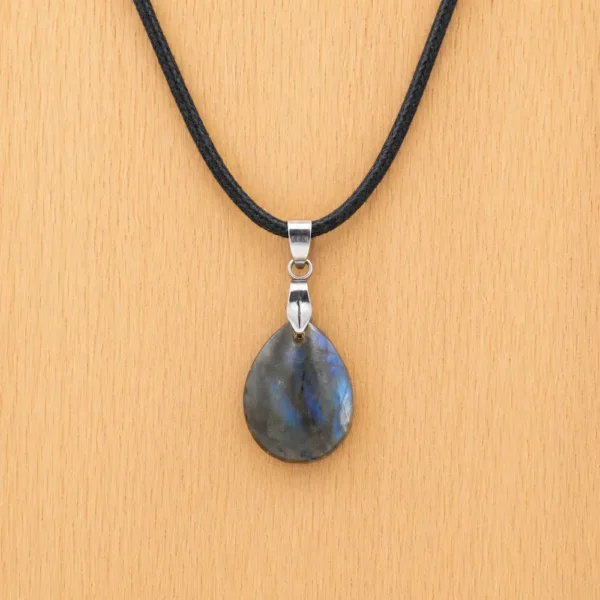 Pendentif en labradorite naturelle de qualité montée sur coton cordon ciré, ou chaine acier inoxydable, taille au choix. Bélière acier inoxydable.