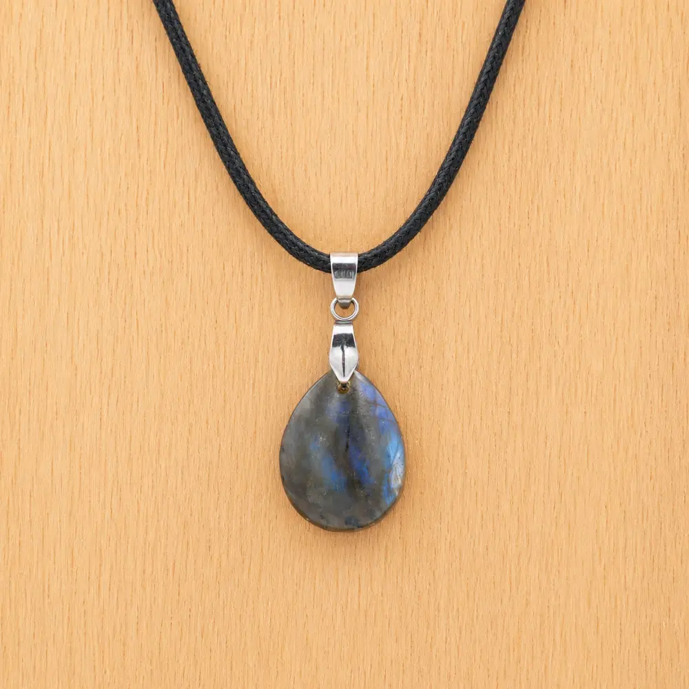 Pendentif en labradorite naturelle de qualité montée sur coton cordon ciré, ou chaine acier inoxydable, taille au choix. Bélière acier inoxydable.