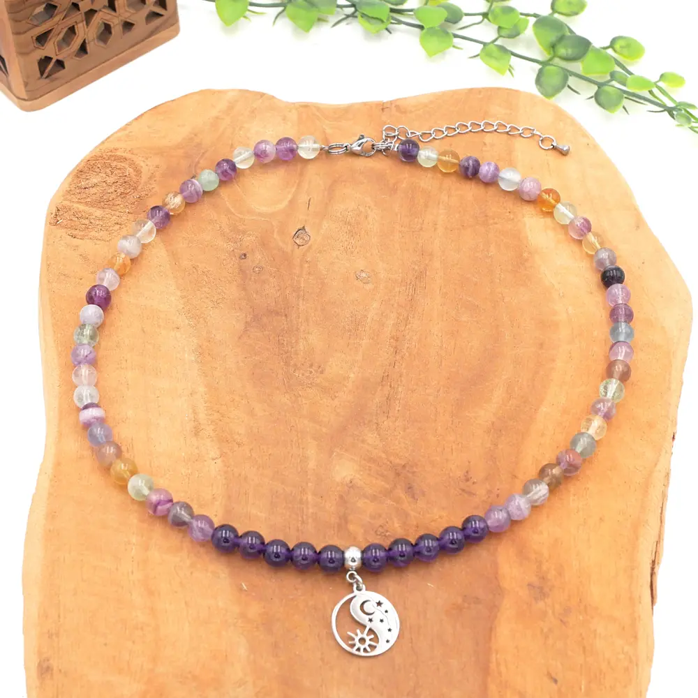 Collier fait main en pierres naturelles de qualité en Améthyste et Fluorite multicolore montées sur fil câblé acier inox et fermoir acier inox.