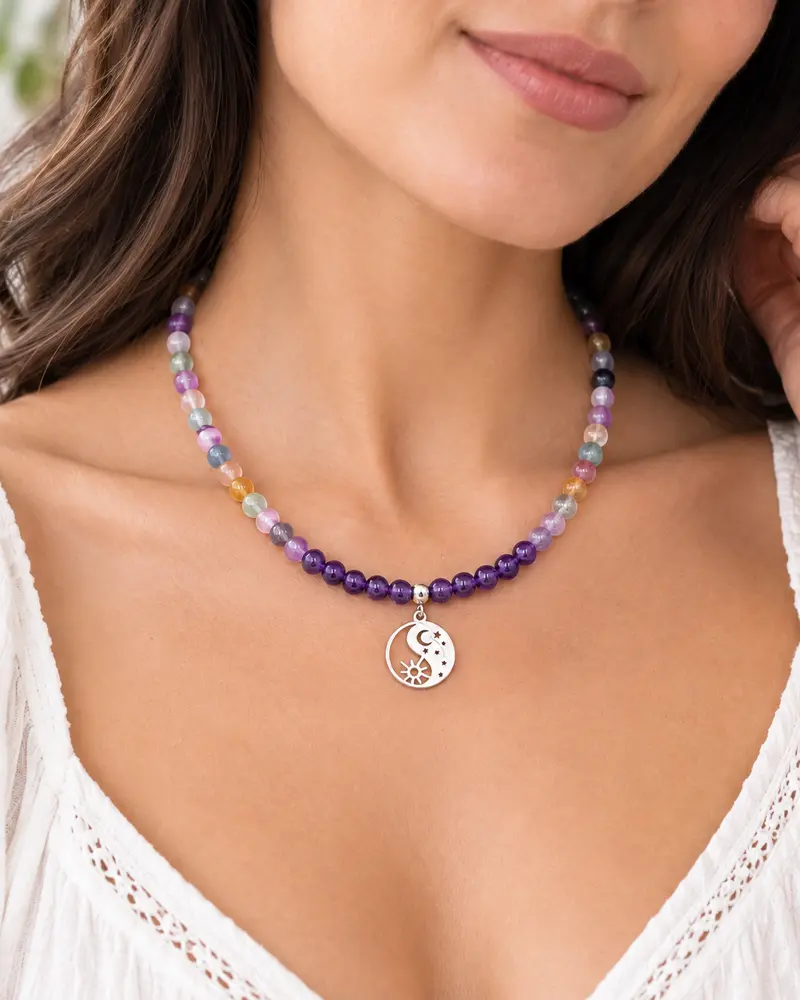 Collier pierres naturelles de qualité en Améthyste et Fluorite multicolore montées sur fil câblé acier inox et fermoir acier inox porté sur un modèle femme.