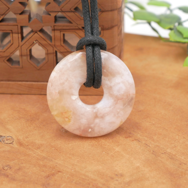 Donut pi chinois en agate fleur de cerisier naturelle sur cordon coton ciré