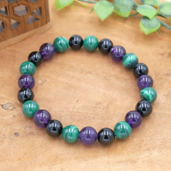 Bracelet en pierres naturelles de qualité en améthyste, malachite et tourmaline noire, montées sur élastique multibrin résistant.